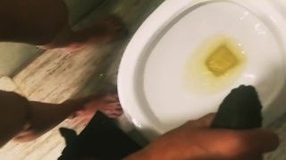Hot Slut Watches – How Man Pee In Toilet