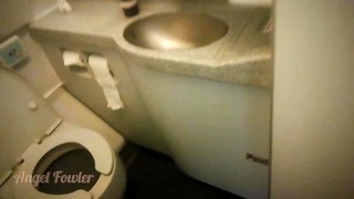Come fare pipì nella toilette dell'aereo
