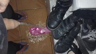 Piscio in un sandalo rosa in soggiorno