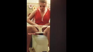 Eu vi em uma festa uma garota de vestido vermelho mijando no banheiro.