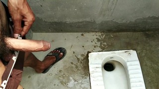 Indyjski chłopiec sika w łazience