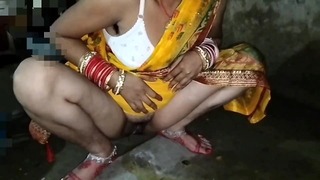 Индийско село Току-що женени Cauple пикаят в стаята на леглото