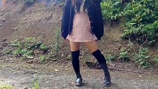 Crossdresser japonês faz xixi abertamente na floresta para uma selfie.