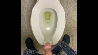 At lave rod på offentligt toilet på arbejde Stående og pisser på sædegulvet og håndvasken Stønnende Filt Amazin