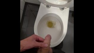 Mand pisse på det offentlige toilet POV 4K