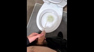 Άνδρας που τσουρίζει στις δημόσιες τουαλέτες POV 4K