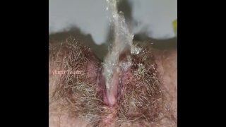 Maduro Milf Com buceta peluda fazendo xixi no banheiro de perto. Vídeo Xxx Full HD