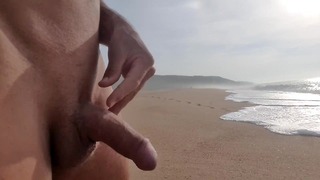 Moi je pisse sur la plage en public et j'entraîne ma bite à baiser longtemps sans jouir