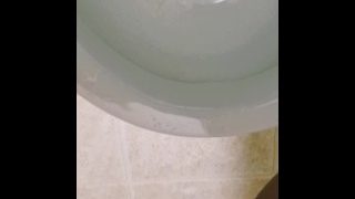 Spray de mijo de banheiro bagunçado