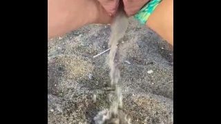 Milf Douche dorée sur la plage