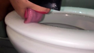 Min mänskliga toalett törstig efter piss och rengöring av hela toalettskålen med tungan 08-24-2023