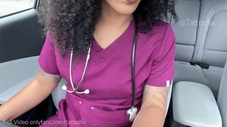 Ondeugende verpleegster masturbeert en squirt in de auto tijdens de pauze