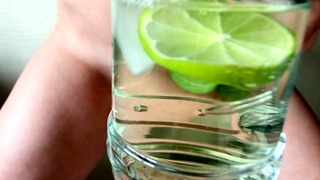 Natursekt-Cocktail mit Limette und Minze