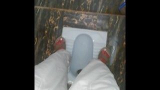 Kissa på en offentlig toalett Indisk stil på en ekogård – vem som helst kan komma in – dörren låses upp