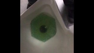 Orinar en un urinario público, estaba a punto de masturbarme pero entró otro chico, tuve que dejar de grabar.
