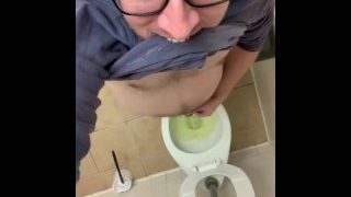 Plassen in een openbaar toilet, overhead shot, sexy mannelijke plasfetisj