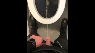 Пикаене в тоалетната на самолета по време на полет POV