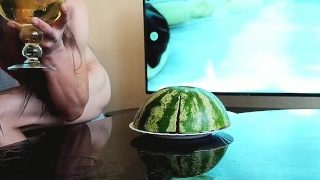 Mear - Beber - Ladyboy orinando en un vaso y bebiendo orina