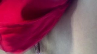 Pissen op een feestje close-up in een rode jurk zonder slipje close-up
