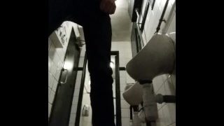 In ein öffentliches Urinal gepisst
