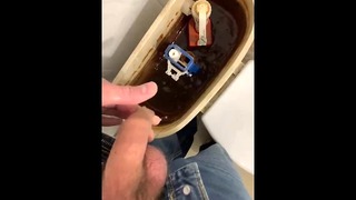 Pisciare nel prepuzio, arrapato e sperma nel bagno pubblico