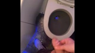 At pisse at lave rod i et offentligt toilet i flyet Stønnende føltes så forbandet godt Blære stønnen