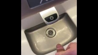 Pissing gjør rot Pissing i flyvask offentlig toalett Stønnende føltes så jævla bra blære