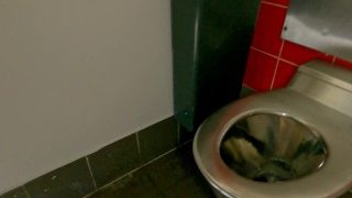 Mijando bagunça ao lado de um estranho – banheiro público