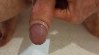 Ich pisse auf meine Handfläche und masturbiere meinen Schwanz im Badezimmer.