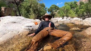 Op mezelf pissen en afkoelen in een rivier na een warme dag veldwerk