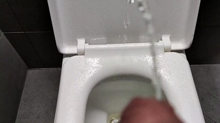 Sikanie w publicznych toaletach