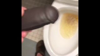 POV Pissing Thru My Hollow Cock Sleeve Device σε μια δημόσια τουαλέτα και μετά δοκιμάζοντας τις τελευταίες λίγες σταγόνες P