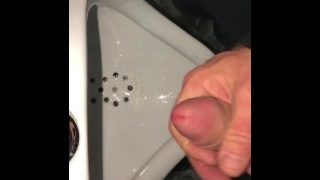 Masturbazione nell'orinatoio del bagno pubblico, sborrata dopo aver pisciato