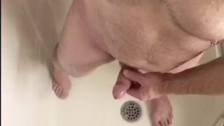 Rohes Video: Glasdildo im Arsch beim Wichsen, Abspritzen/Pissen unter der Dusche