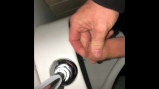 Riskfylld onani på offentliga toaletter Pissing och Cumming i en pissoar