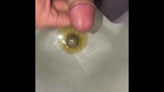 Masturbation risquée dans les toilettes publiques, éjaculation au ralenti dans l'urinoir après avoir pissé et se branlé rapidement