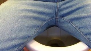 Seksownie sika w moich dżinsach w toalecie