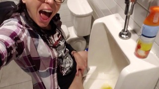 ¡Le encanta orinar en los urinarios!