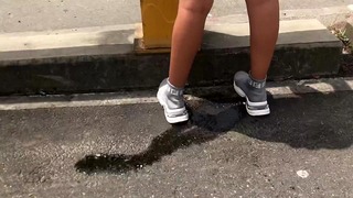 Ze urineert op de openbare weg. Het is erg vies die bitch