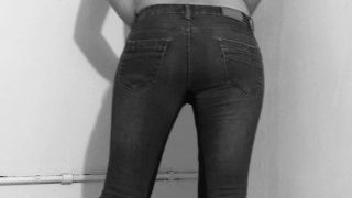 štíhly Milf Pisses In Jeans.