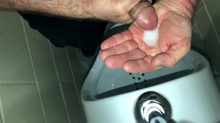 Solo Mężczyzna Brudna rozmowa - ryzykowna masturbacja w publicznej toalecie przy pisuarze i połykanie wytrysku
