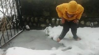 Une fille étrangère qui pisse dans la cour arrière sous la neige