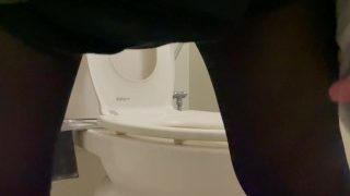 Сладко пикаене на сладко момиче Голямо количество изтичане в обществена тоалетна