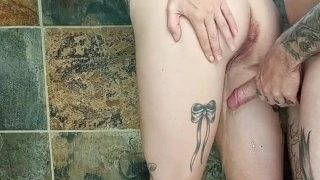 Tetovaný pár * Pissing And Fucking – Pee Inside Her