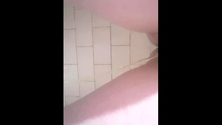 Dospievajúce dievča močiace v sprche