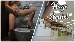 A csikló maximális kifejeződése – Nyilvános spriccelő fürdőszoba barkácsáruház