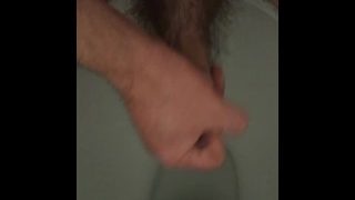 Těsný chlupatý nesestříhaný kohout záchod Piss Play Cum