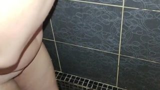 Toiletten-Piss-Hure mit gelber Pisse gefüllt
