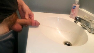 Toilettet var fyldt, så pisset i håndvasken