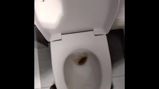 Urine sem levantar o assento do vaso sanitário. Veja se consigo mantê-lo limpo
